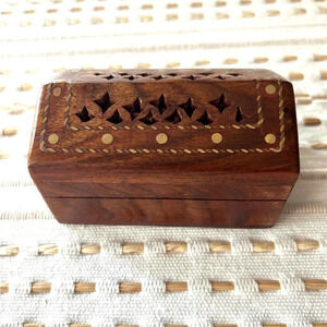 Small wooden trinket/jewelry box‎